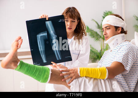 Junger Arzt untersuchen verletzte Patienten Stockfoto