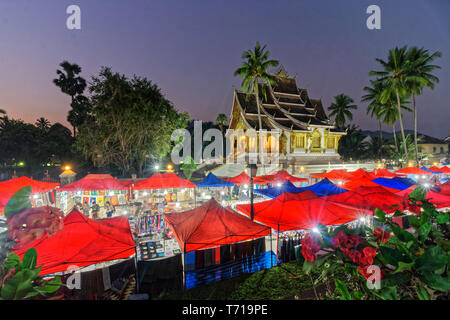 Night Market, Haw Pha Bang Tempel in Royal Palace Museum, Luang Prabang, Laos Stockfoto