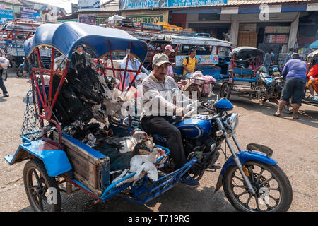 Großen lokalen Markt in Thakhek, Mann auf dem Fahrrad mit lebenden pultry, Laos, Asien Stockfoto