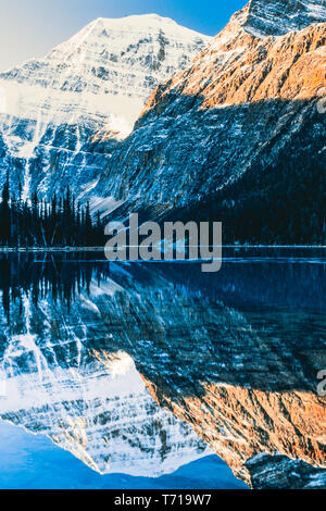 Mount Edith Cavell und Cavell Lake bei Sonnenaufgang Stockfoto