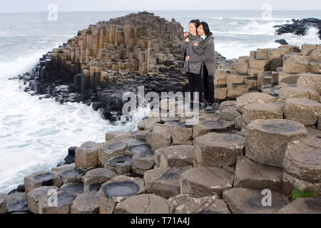 Internationale Studierende Tour rund um Nordirland, die meisten touristischen Hot Spots rund um County Antrim, Nordirland. Foto/Paul McErlane Stockfoto