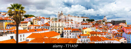Lissabon, Portugal Skyline der Stadt über die Alfama. Sommer Sonne Tag Stadtbild in der Alfama, dem historischen Altstadtviertel Alfama in Lissabon, Portu Stockfoto