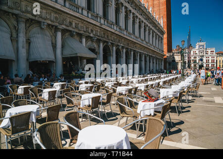 Venedig, Italien - 9 September, 2018: Der Gran Caffe Chioggia Sitzgelegenheiten im Freien open air Restaurant an der Straße am St. Mark's Platz, Piazza San Marco. Stockfoto