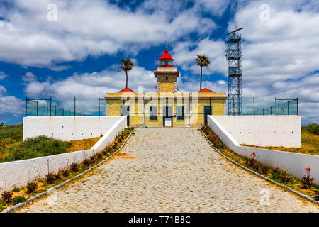 Ponta da Piedade Leuchtturm in Lagos, Algarve, Portugal. Leuchtturm am Ponta da Piedade in Lagos an der Algarve in Portugal. Stockfoto