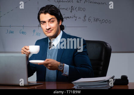 Financial Specialist bei der Arbeit spät im Büro Stockfoto