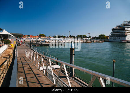 Venedig, Italien - 9 September, 2018: ein Wasser Taxi Station, eine Fähre Terminal im Hafen von Venedig, Venezia Terminal Passeggeri. Stockfoto