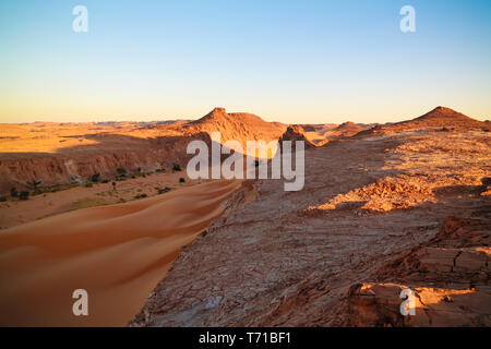 Antenne Panoramablick auf die Landschaft in der Nähe von Boukkou See Gruppe von Ounianga Serir Seen bei Sonnenaufgang, Ennedi, Tschad Stockfoto