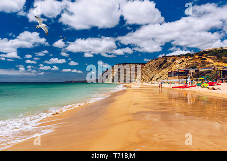 Praia de Porto de Mos mit Möwen über den Strand, Lagos, Portugal fliegen. Praia do Porto de Mos, Long Beach in Lagos, Algarve, Portugal. Stockfoto