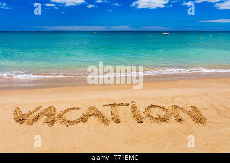 Ferienhäuser Text auf einem Strand. Ferienhäuser in einer sandigen tropischen Strand geschrieben. "Urlaub in den Sand am Strand blauen Wellen im Hintergrund geschrieben. Vacati Stockfoto