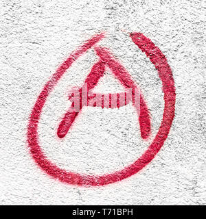 Symbol der Anarchie auf grauem Beton Wand gemalt. Ideal für Konzepte und Hintergründe. Platz für Text. Stockfoto