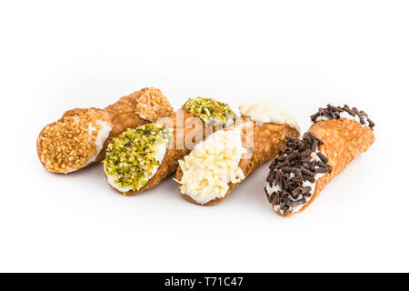 Bunte sizilianische Cannoli, italienische Dessert, auf einem weißen Hintergrund. Stockfoto