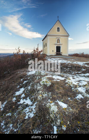 Kleine Kapelle auf einem Hügel im Winter Stockfoto