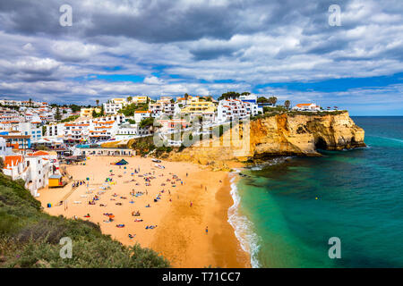 Anzeigen von Carvoeiro Fischerdorf mit schönen Strand, Algarve, Portugal. Blick auf den Strand in Carvoeiro Stadt mit bunten Häusern an der Küste von Portugal. Stockfoto