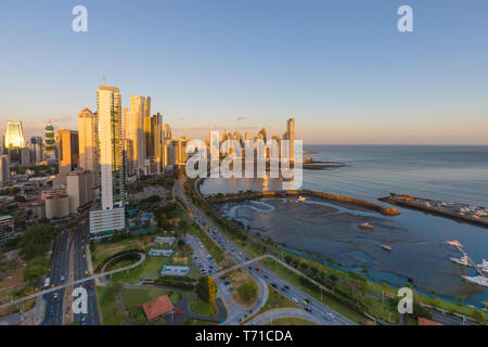 Sonnenuntergang auf Panama City Balboa Avenue und Punta Paitilla Stockfoto