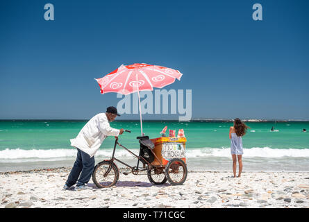 Ein Mann verkaufen Eis am Strand Stockfoto