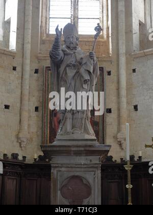 Todi Umbrien Italia Italien. Innenraum der antiken Kirche San Fortunato. Blick auf die Statue von San Fortunato in der Hauptaltar vom 1643. Stockfoto