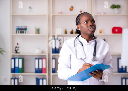 Schwarze Ärztin an der Klinik arbeiten Stockfoto