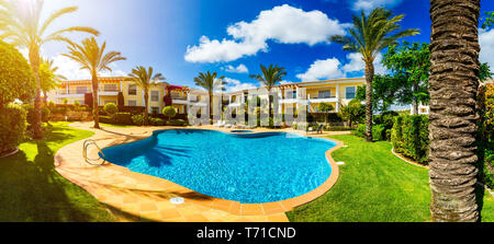 Großer Garten mit Swimmingpool, Whirlpool und Liegestühlen. Pool im Hinterhof. Unglaublichen Swimmingpool und Garten mit Palmen und flowe Stockfoto