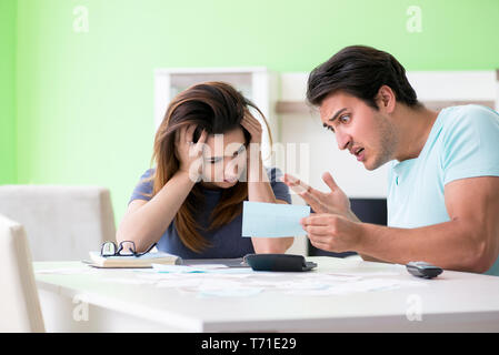 Junge Familie kämpfen mit Personal Finance Stockfoto