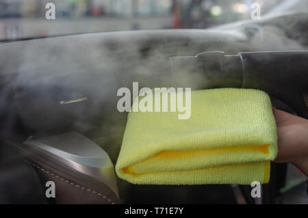 Reinigen die Luft im Auto. Stockfoto