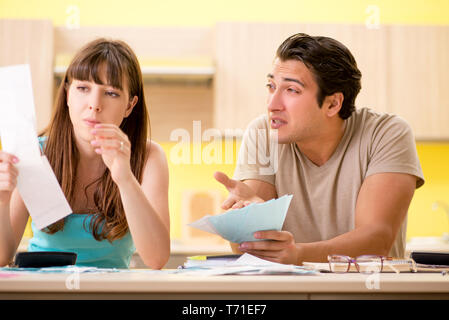 Junge Familie kämpfen mit Personal Finance Stockfoto