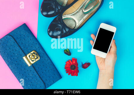 Frauen Hand smartphone Holding mit Outfit von Casual und Frau Mode Stockfoto