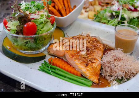 Lachs Steak und Salat in einer Platte. Stockfoto