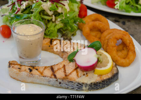 Lachs Steak und Salat in einer Platte. Stockfoto