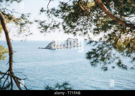 Blick auf den wunderschönen Inseln Katic und Sveta Nedjelja mit der orthodoxen Kirche in der Nähe von Petrovac in Montenegro in der Gemeinde von Budva. Stockfoto