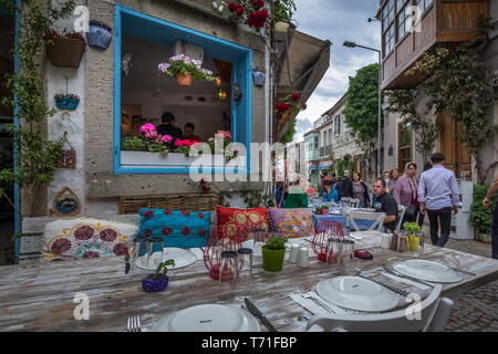 Alacati, Türkei - 3. Mai 2019: die malerischen Straßen und Restaurants von Alacati in Izmir, Türkei Urla Stockfoto