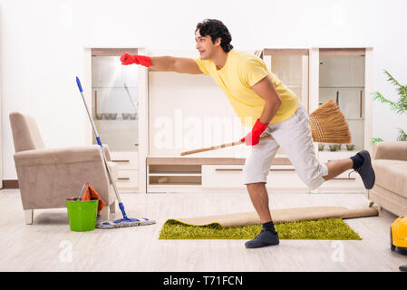 Jungen gutaussehenden Mann Hausarbeit tun Stockfoto