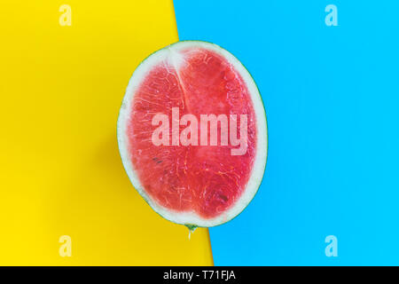 Wassermelone auf farbigen Hintergrund Stockfoto