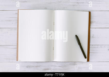 Buch mit leeren Seiten auf hölzernen Hintergrund öffnen Stockfoto