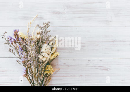 Getrocknete Blume auf Holz- Hintergrund Stockfoto