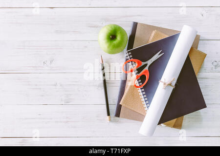 Schule Bücher auf Holztisch, Bildung Konzept Stockfoto