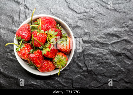 Frische Erdbeeren auf schwarzem Hintergrund Stockfoto