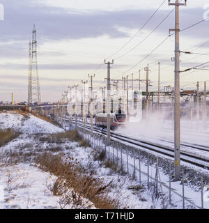 Zug Im Winter fährt durch Stockfoto