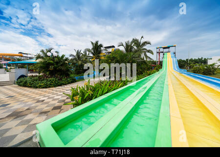 Wasserrutschen im Aqua Park Stockfoto