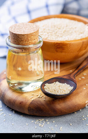 Bio Sesamöl und Sesamsamen in einem Löffel aus Holz. Stockfoto