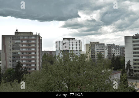 Deprimierende Aussicht auf hässliche kommunistischen Bausteine (panelak) an einem bewölkten Tag in Prag auf einer durchschnittlichen Beton Gebäude Immobilien Stockfoto