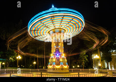 Kette Karussellfahrt in Amusement Park bei Nacht Stockfoto