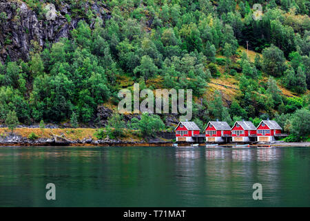 Reflexion eines kleinen Häusern in norwegischen Fjord, Norwegen Stockfoto