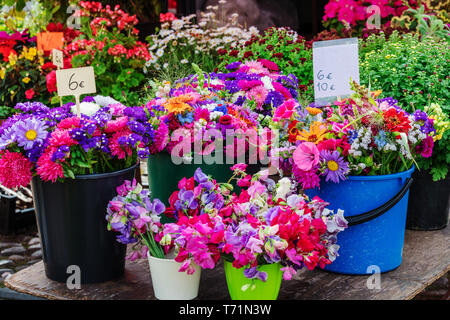 Bunte Vielfalt von Blumen im Markt verkauft. Stockfoto
