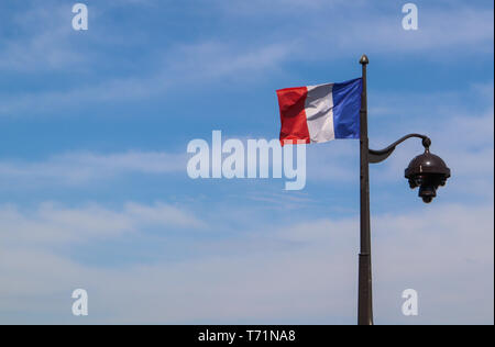 Eine französische Flagge an einem Laternenpfahl in Paris, Frankreich. April 2019 Stockfoto