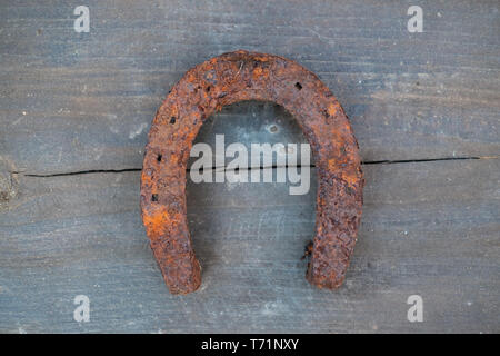 Altes rostiges Hufeisen als Symbol von Glück Stockfoto