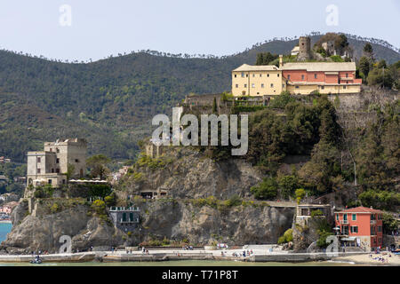 MONTEROSSO, Ligurien/ITALIEN - April 22: Blick auf die Küstenlinie bei Monterosso Ligurien Italien am 22. April 2019. Nicht identifizierte Personen Stockfoto