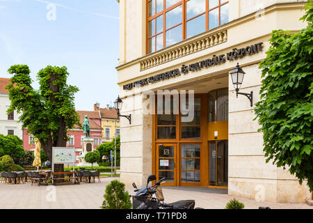 Sopron/Ungarn - Mai 2, 2019: Eingang der Liszt Ferenc Konferenz- und Kulturzentrum und die Statue von Széchenyi István in Sopron, Ungarn Stockfoto