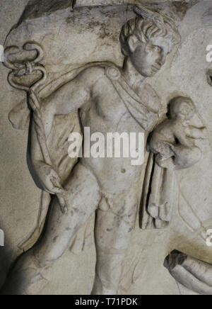 Bacchus Kindheit. 1., 2. nachchristlichen Jahrhunderten. Relief, Quecksilber, Bacchus Kind in den Armen, der seine Hände erreicht. Marmor. Aus Rom (Italien). Nationalen Archäologischen Museum. Madrid. Spanien. Stockfoto