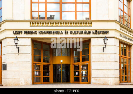 Sopron/Ungarn - Mai 2, 2019: Eingang der Liszt Ferenc Konferenz- und Kulturzentrum in Sopron, Ungarn Stockfoto