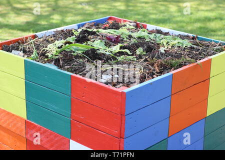 Kompost bin. Kompost Gehäuse aus recycelten Paletten aus Holz gemacht, Großbritannien Stockfoto